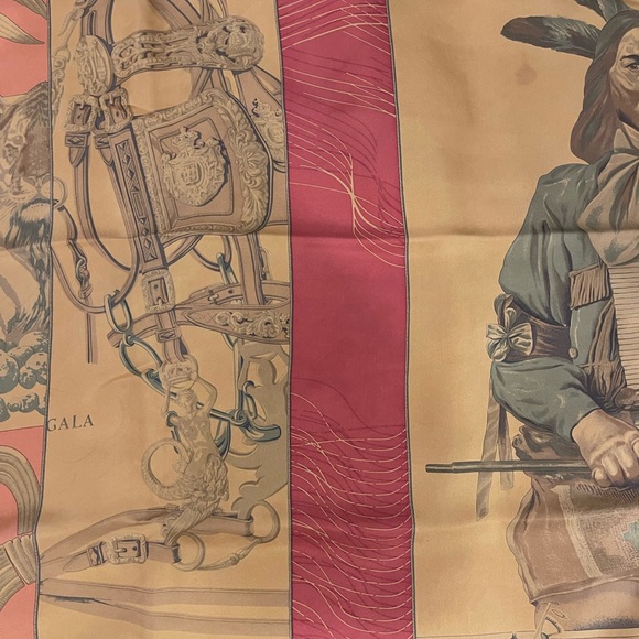 Hermès 90x90 silk scarf with 5 classic heritage patterns combined. - Picture 4 of 7